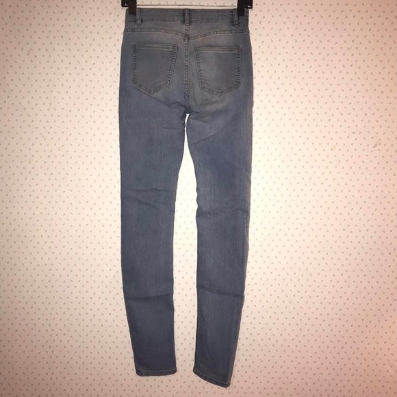 ☘️ 3 for $20! ☘️ H&M High Rise Long Light Blue Jeans- Size 4 - Picture 3 of 4